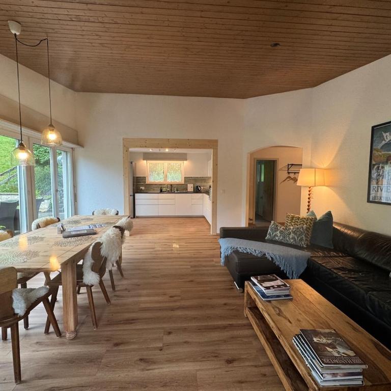 Alpine Escape with Swiss Fondue Hut and Mountain Views - Apartment mit 3 Schlafzimmern und Balkon - 1
