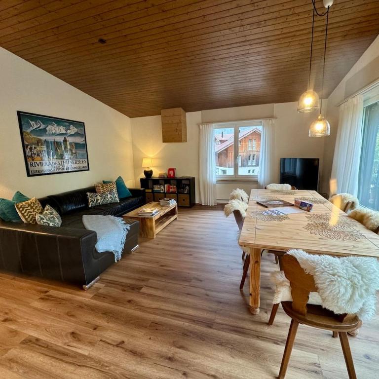 Alpine Escape with Swiss Fondue Hut and Mountain Views - Apartment mit 3 Schlafzimmern und Balkon - 3