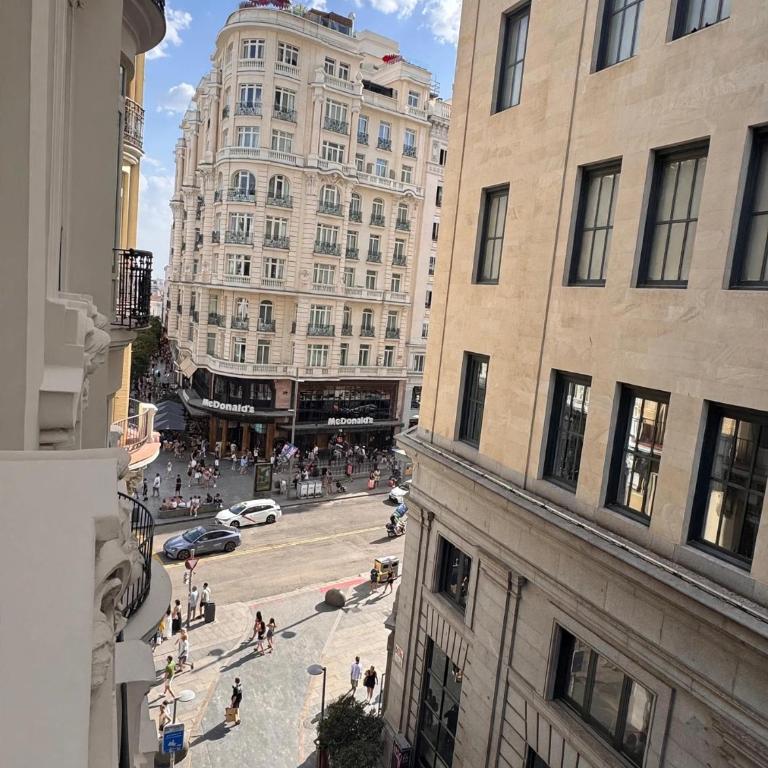 Sol House Madrid - Deluxe Doppelzimmer mit Balkon - 3