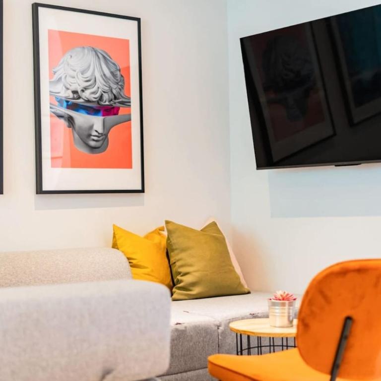 Modern Group Condo Private Balcony and Parking - Apartment - 15