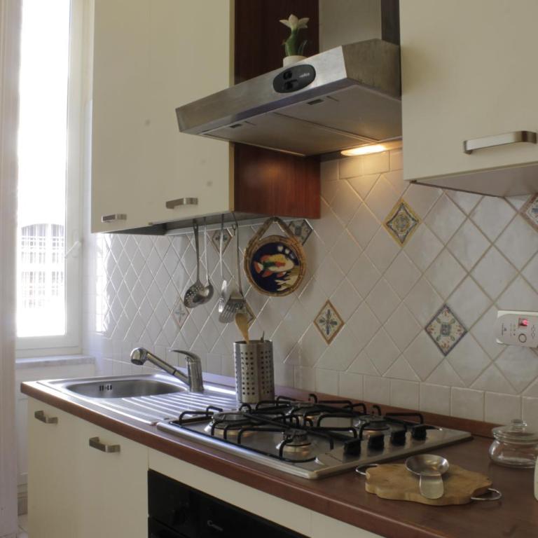 Casa Prilla Metro Materdei - Camera Matrimoniale con Balcone - 22