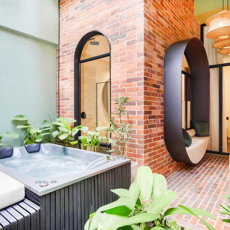 Urbit Garden Hotel - King Room with Spa Bath - 1