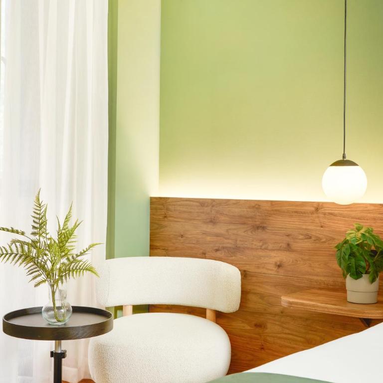Urbit Garden Hotel - Deluxe Queen Room - 5
