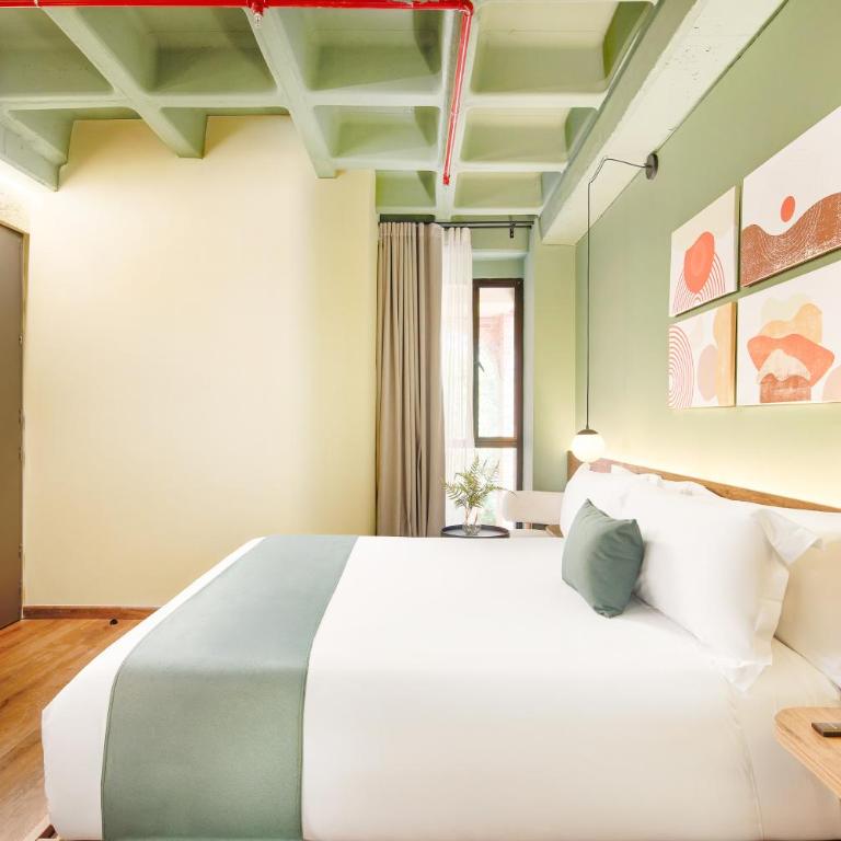 Urbit Garden Hotel - Deluxe Queen Room - 2