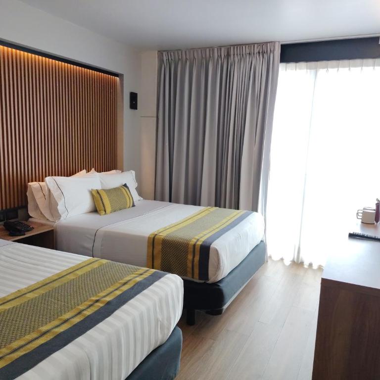 Hotel Block Suites - Twin Room with Balcony - 4