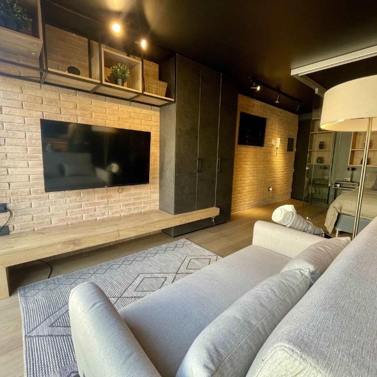 Modern Studio - City Views Fast Wifi & Parking - Apartment - 15