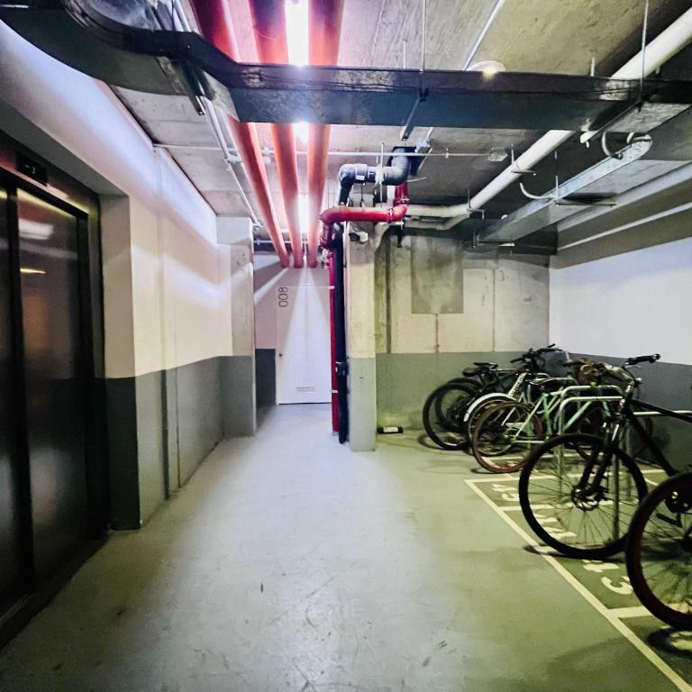 Modern Studio - City Views Fast Wifi & Parking - Apartment - 38