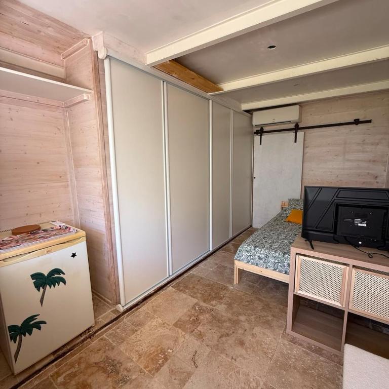 Studio Rez de jardin Hyères plage accès plage 5 minutes à pieds - Apartment mit 1 Schlafzimmer - 3