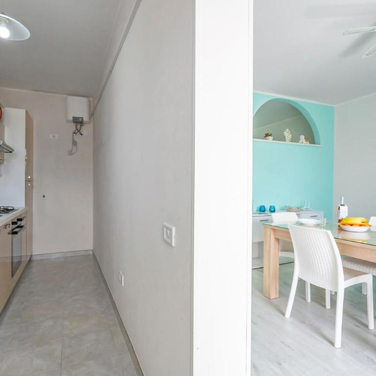 Riva Di Mare Apartment with Balcony Near The Sea - Happy Rentals - Apartment with Terrace - 3