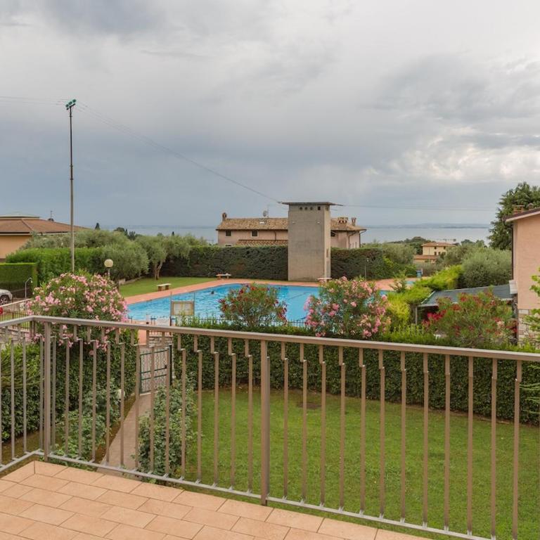 Two family villa - large garden, lake view, shared pool - Casa con 4 camere da letto - 2