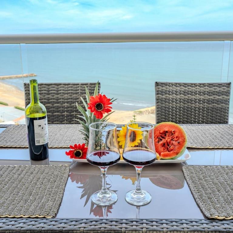 Mar de Luna en Apartamento en Cartagena Beach Resort cerca a la playa con piscina y jacuzzi - One-Bedroom Loft Apartment with One Queen Bed - 1