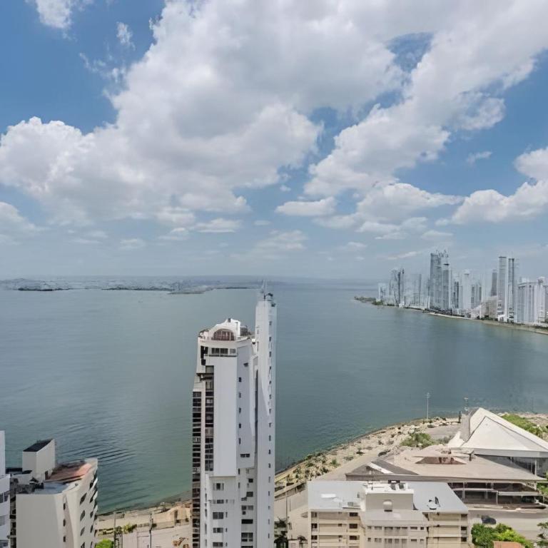 Exclusivo apartamento con vista a la bahía piso 22 - Three-Bedroom Premium Apartment with Balcony - 40