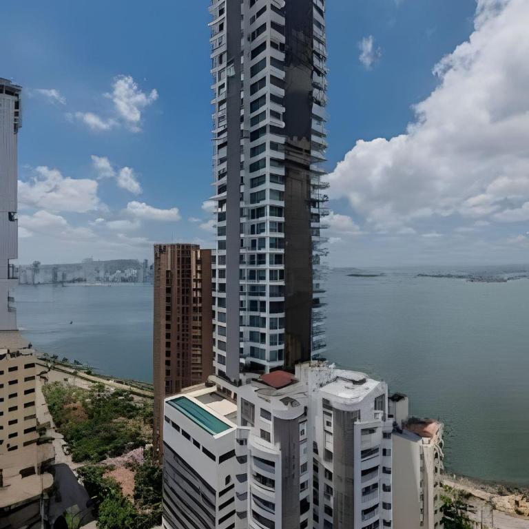Exclusivo apartamento con vista a la bahía piso 22 - Three-Bedroom Premium Apartment with Balcony - 42