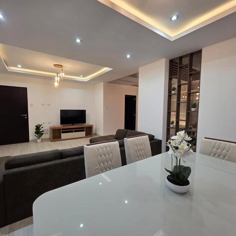 Rest comfortably and enjoy a unique experience - Three-Bedroom Apartment - 2