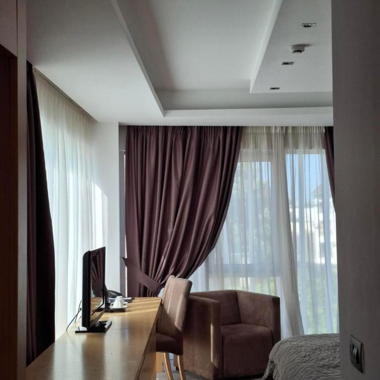 Garni Hotel Centar - Dvokrevetna Soba sa Bračnim Krevetom - 5