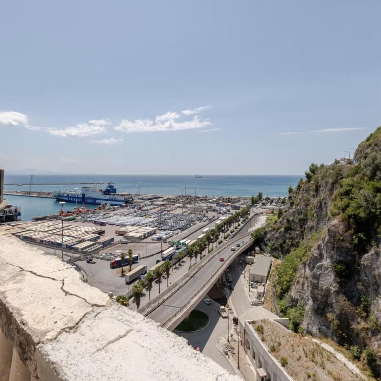 View of Vietri sul Mare - The Castle on the Rock - Apartamento de 2 dormitorios con terraza y vistas al mar - 3