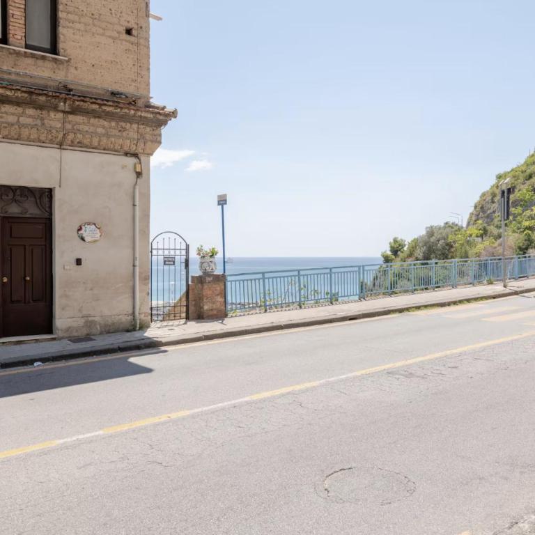 View of Vietri sul Mare - The Castle on the Rock - Apartamento de 2 dormitorios con terraza y vistas al mar - 20