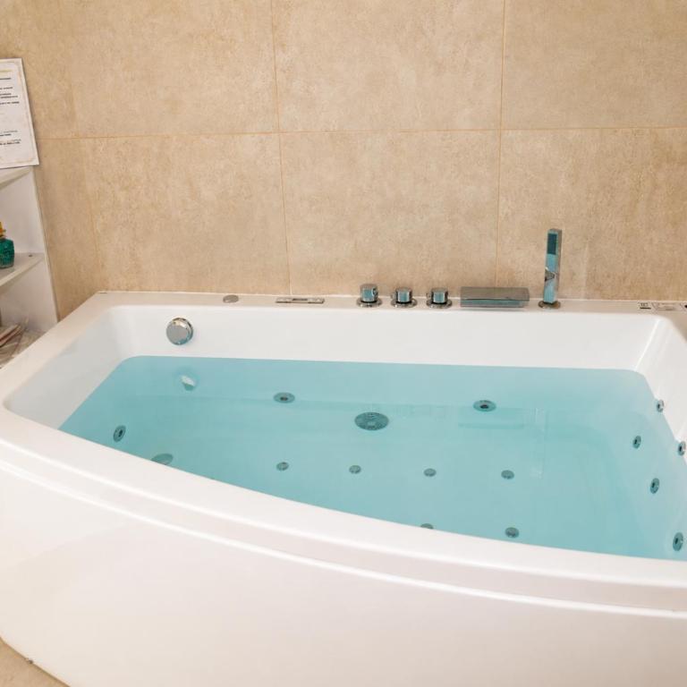 Eagle Roman Guest House - Doppelzimmer mit Whirlpool-Badewanne - 6
