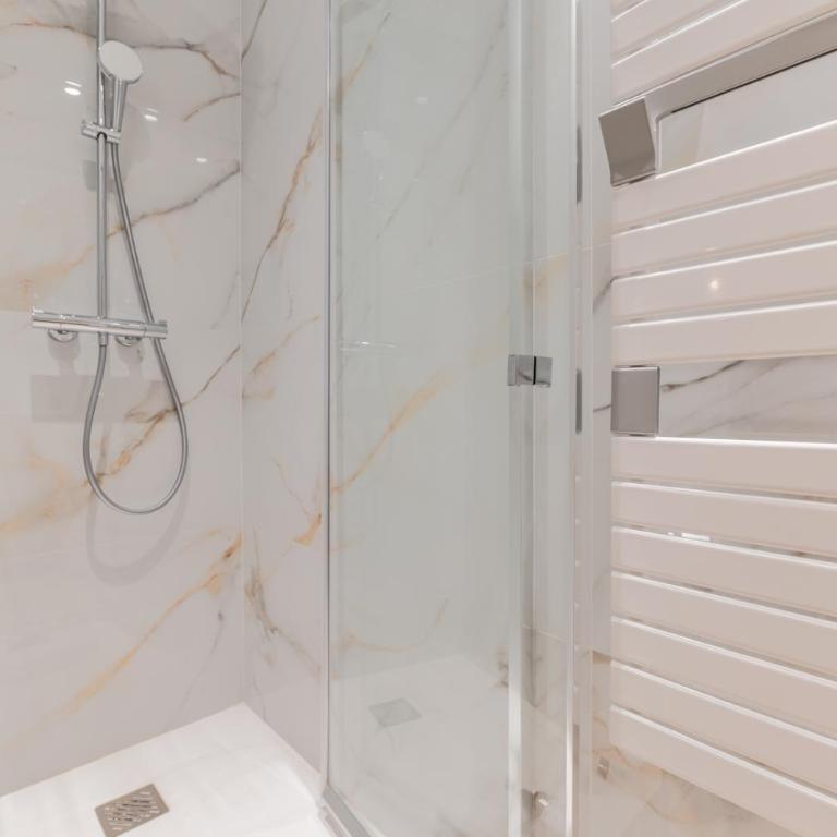 Appartements 3 Chambres de luxe 6 personnes, Centre Ville, Clim, Ascenseur - Premium Apartment mit 3 Schlafzimmern - 4
