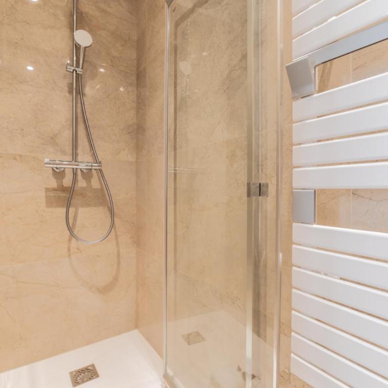 Appartements 3 Chambres de luxe 6 personnes, Centre Ville, Clim, Ascenseur - Premium Apartment mit 3 Schlafzimmern - 22