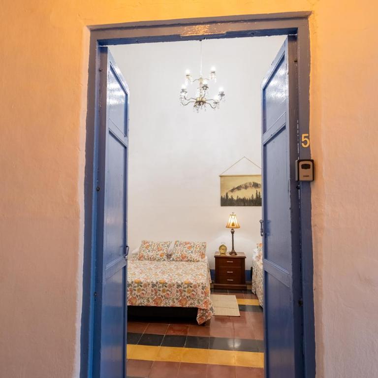 Colonial house in Santa Fe de Antioquia & jacuzzi - Superior Queen Room with Two Queen Beds - 4