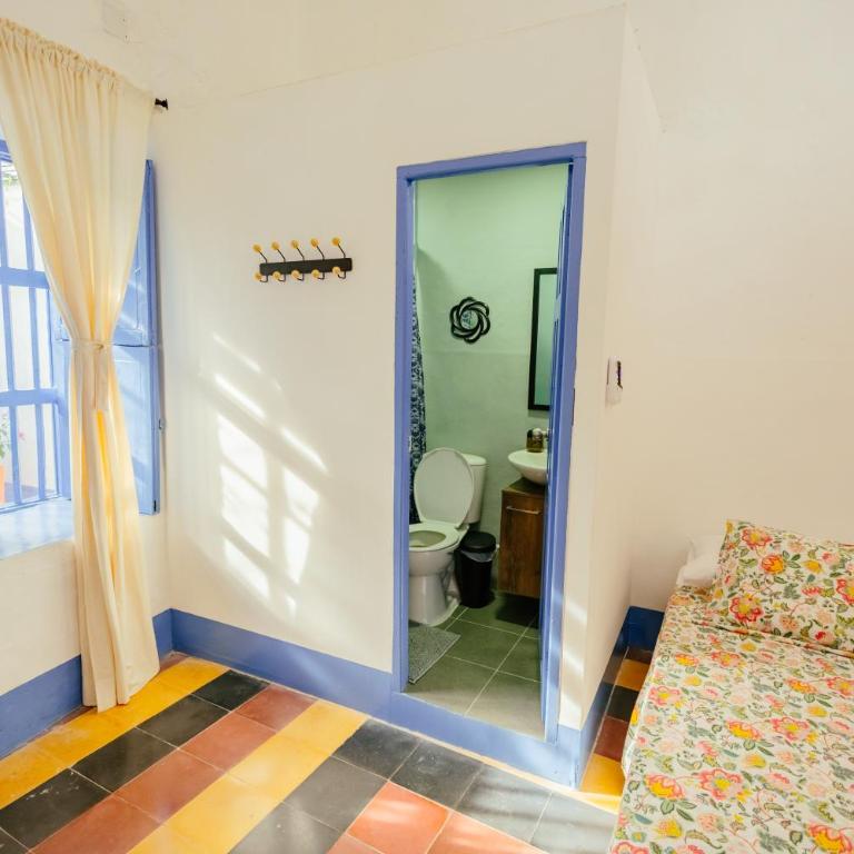 Colonial house in Santa Fe de Antioquia & jacuzzi - Superior Queen Room with Two Queen Beds - 6