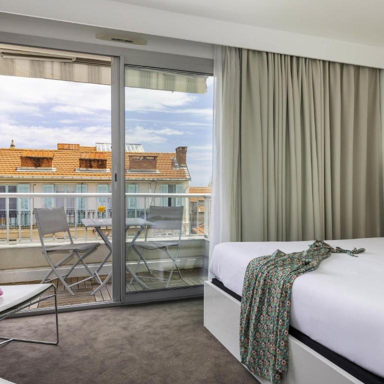 Ibis Styles Menton Centre - Chambre Familiale Standard avec 1 Lit Double et Canapé - 3
