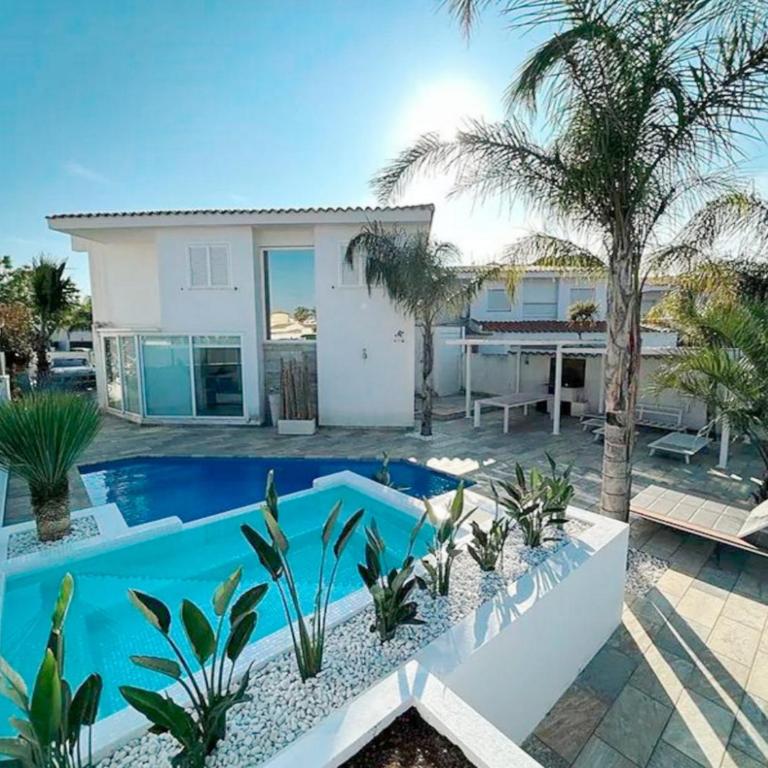 Villa Siroco en canal y cerca de la playa - Villa - 1
