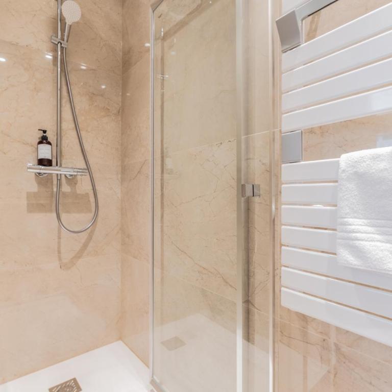 Appartements 3 Chambres de luxe 6 personnes, Centre Ville, Clim, Ascenseur - Premium Apartment mit 3 Schlafzimmern - 19