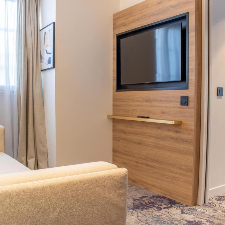 Brit Hotel Cahors Centre - Le Valentre - Chambre Familiale - 10