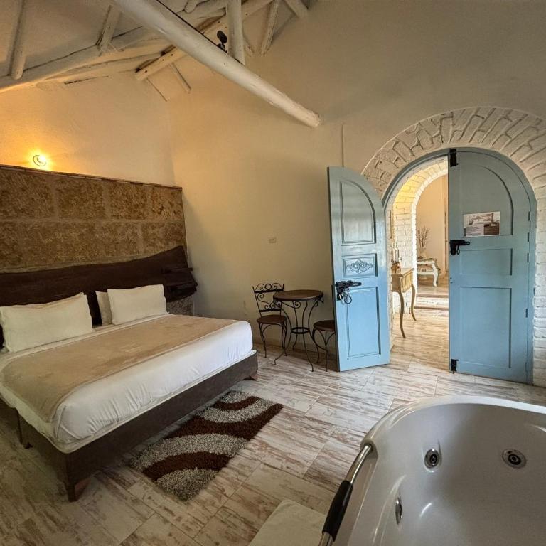 HOTEL BOUTIQUE Santa Helena - King Room with Spa Bath - 8