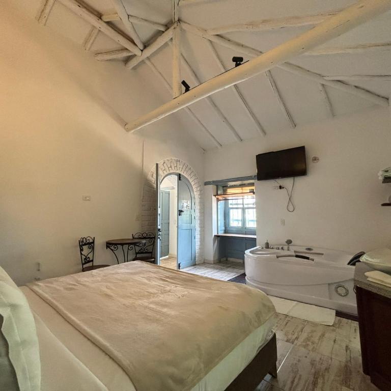 HOTEL BOUTIQUE Santa Helena - King Room with Spa Bath - 6