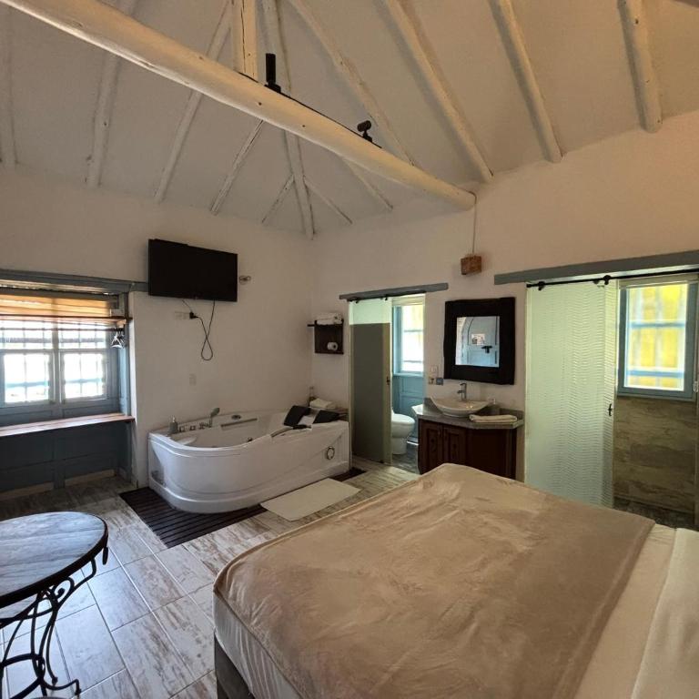 HOTEL BOUTIQUE Santa Helena - King Room with Spa Bath - 7