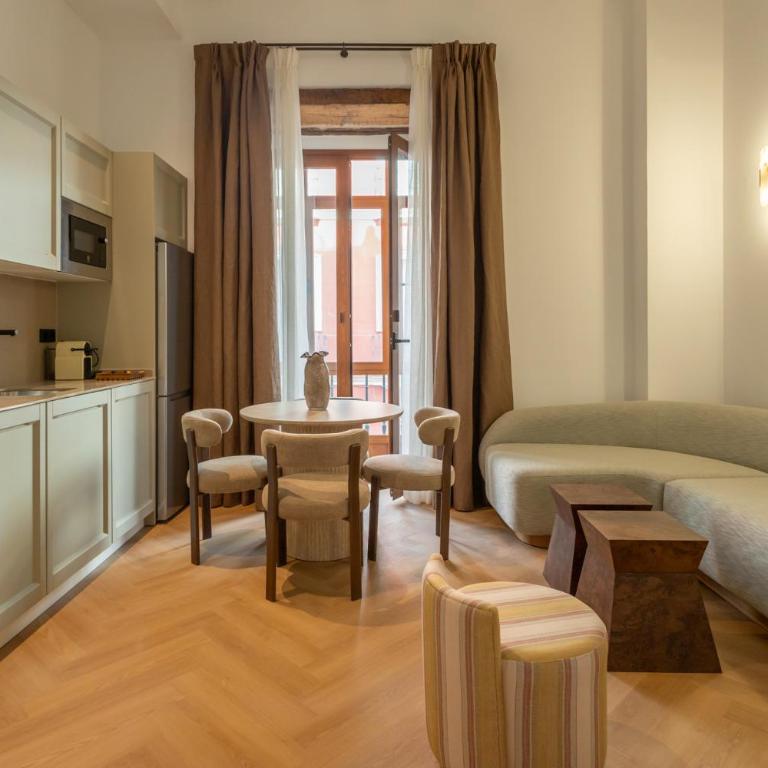 Trajano 44- Sevilla Luxury by Valcambre - Apartamento de 2 dormitorios con balcón - 2