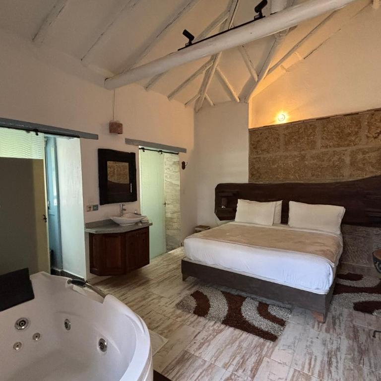 HOTEL BOUTIQUE Santa Helena - King Room with Spa Bath - 3
