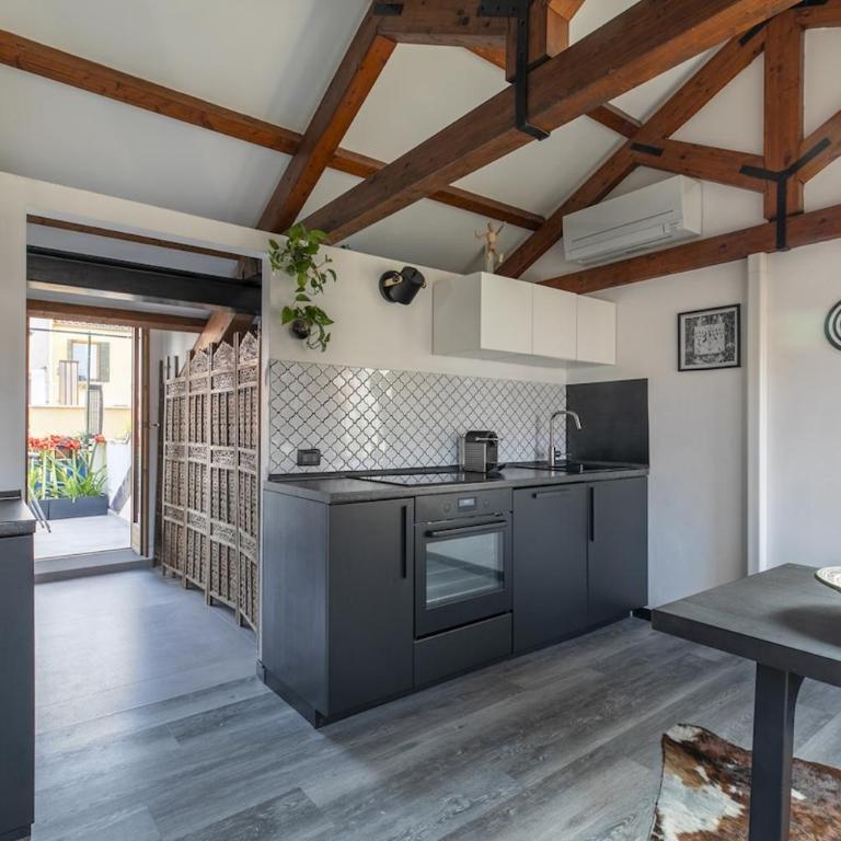 Central Modern Loft, Rooftop Patio, Full Kitchen - Apartment mit 1 Schlafzimmer - 2