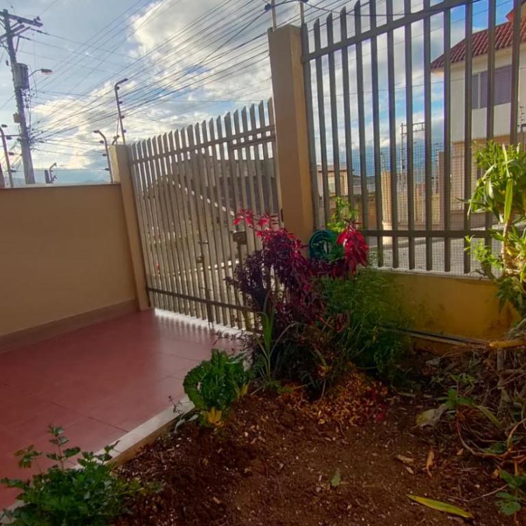 Casa Residencial Familiar - Casa de 3 dormitorios - 25