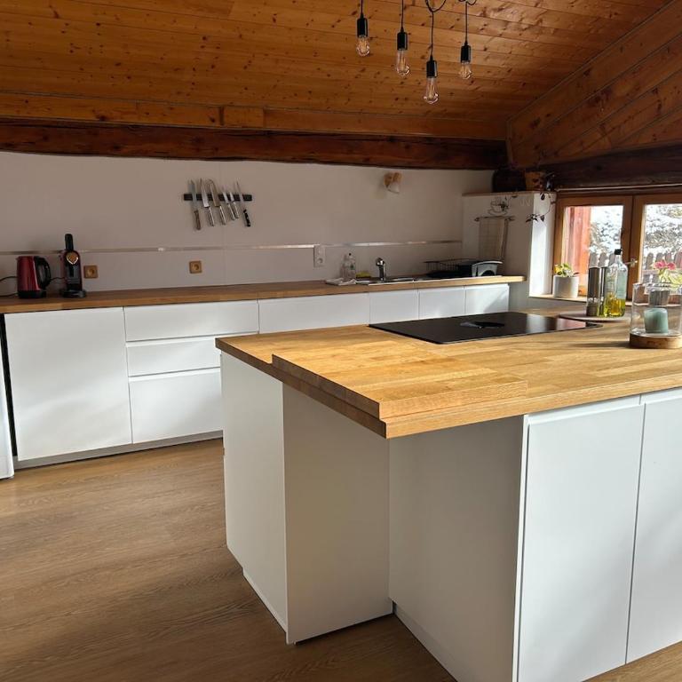 Chalet en pleine nature au-dessus du village - Three-Bedroom Apartment - 4