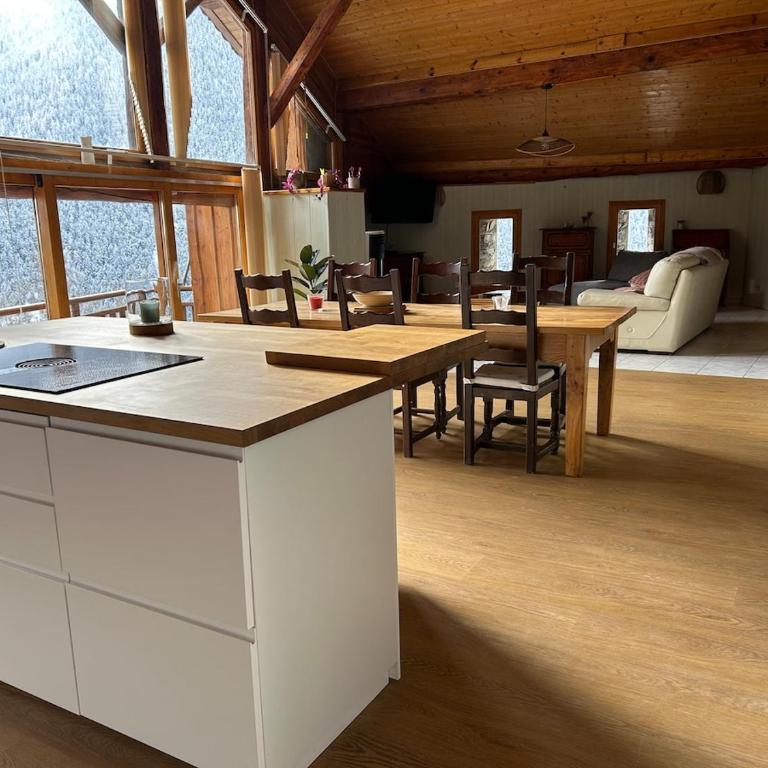 Chalet en pleine nature au-dessus du village - Three-Bedroom Apartment - 21