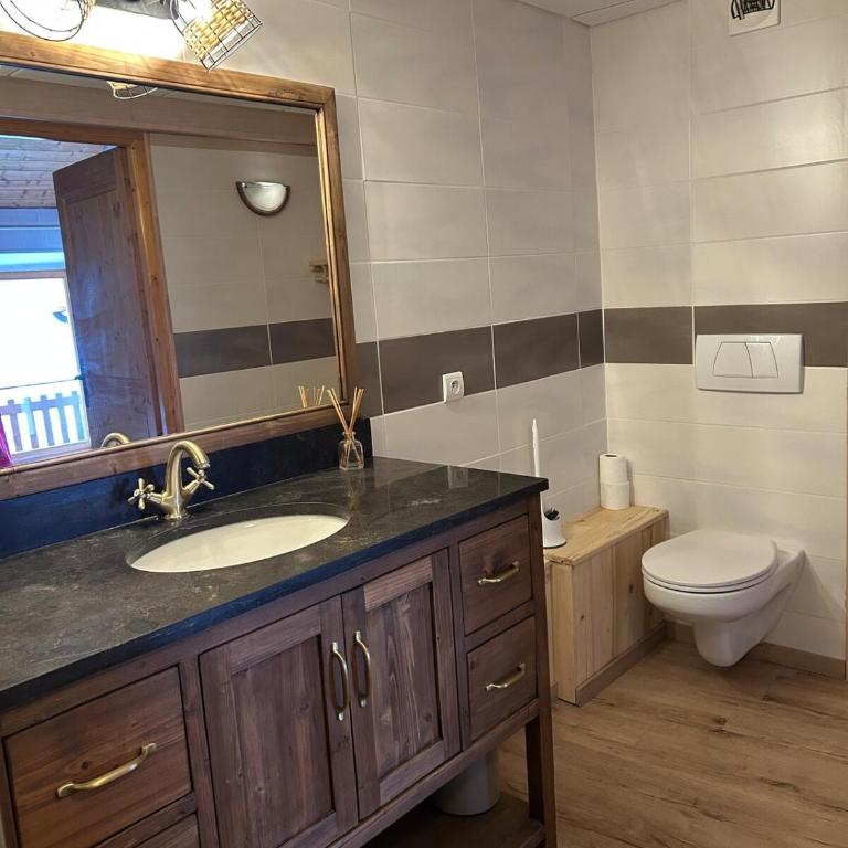 Chalet en pleine nature au-dessus du village - Three-Bedroom Apartment - 26