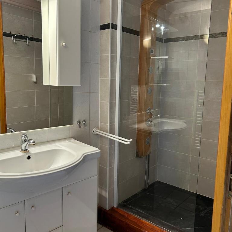 Chalet en pleine nature au-dessus du village - Three-Bedroom Apartment - 27