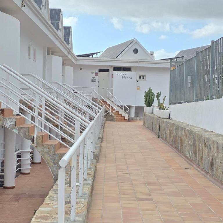 Views, international channels, A-C, pool, bar - Apartamento Estudio - 50
