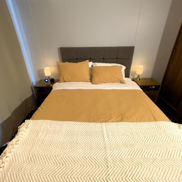 Private Bedroom 2 - Shared Apartment with 2 Bedrooms - Queen Room - 3