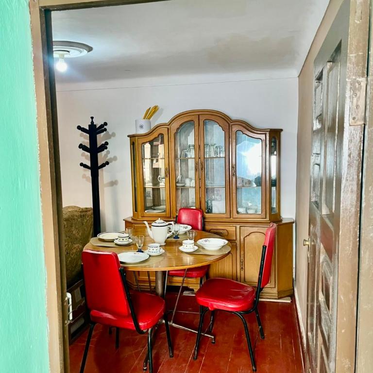 Airport House - Full Apartment with courtyard - One-Bedroom Apartment - 3