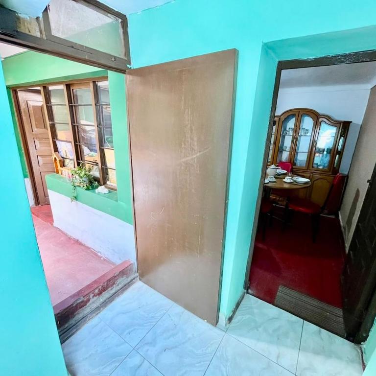 Airport House - Full Apartment with courtyard - One-Bedroom Apartment - 4