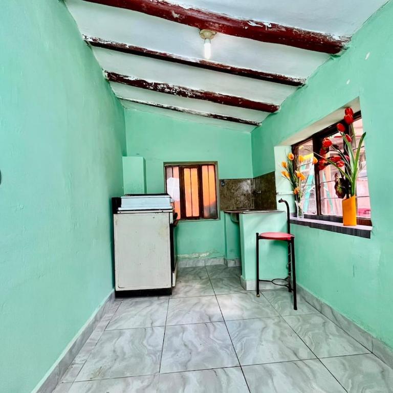 Airport House - Full Apartment with courtyard - One-Bedroom Apartment - 6