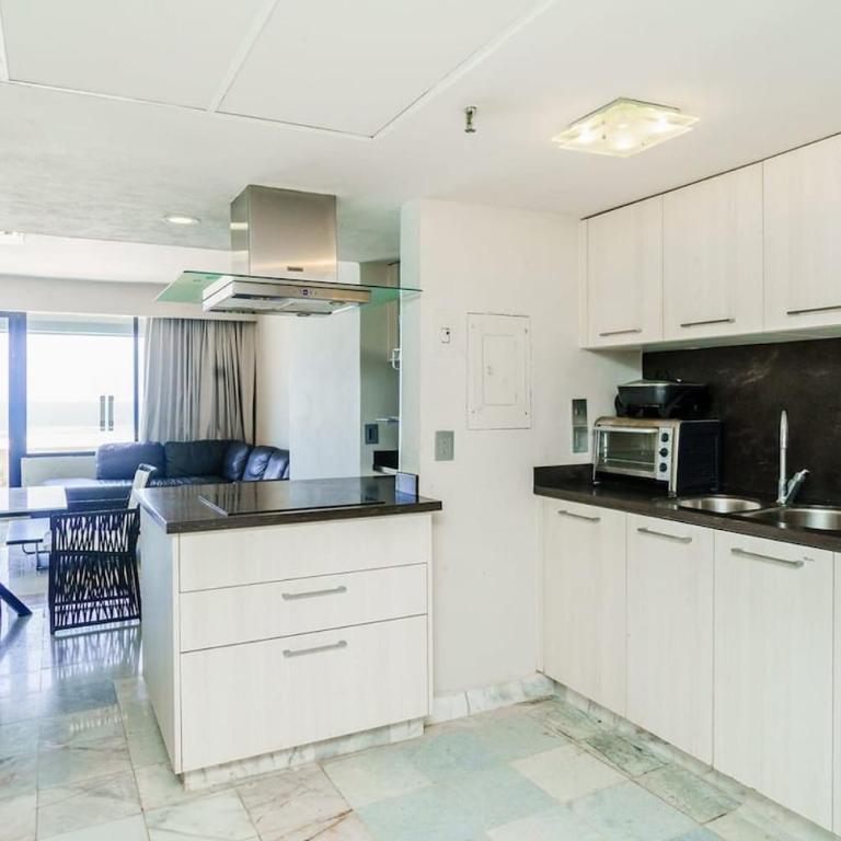 Fabulous Oceanview Suite Access to Beach & Pools - Three-Bedroom Apartment - 10