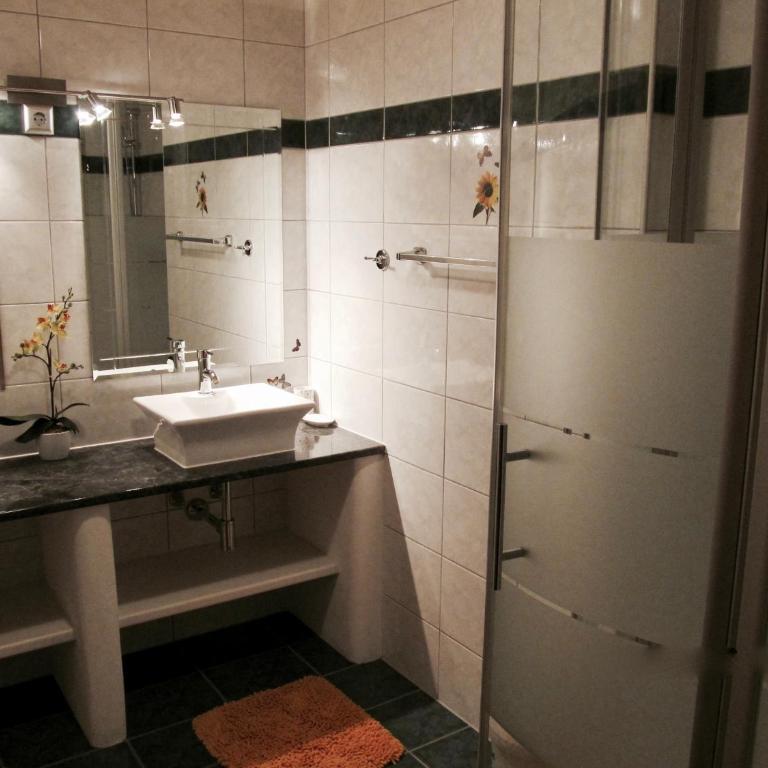 Haus Susanne - Two-Bedroom Apartment with Mountain View - 11
