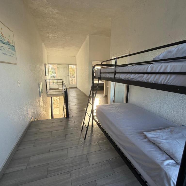 Shoreline Condo 5 Desert Oasis Free Wifi, Cool AC - Two-Bedroom Apartment with Sea View - 10