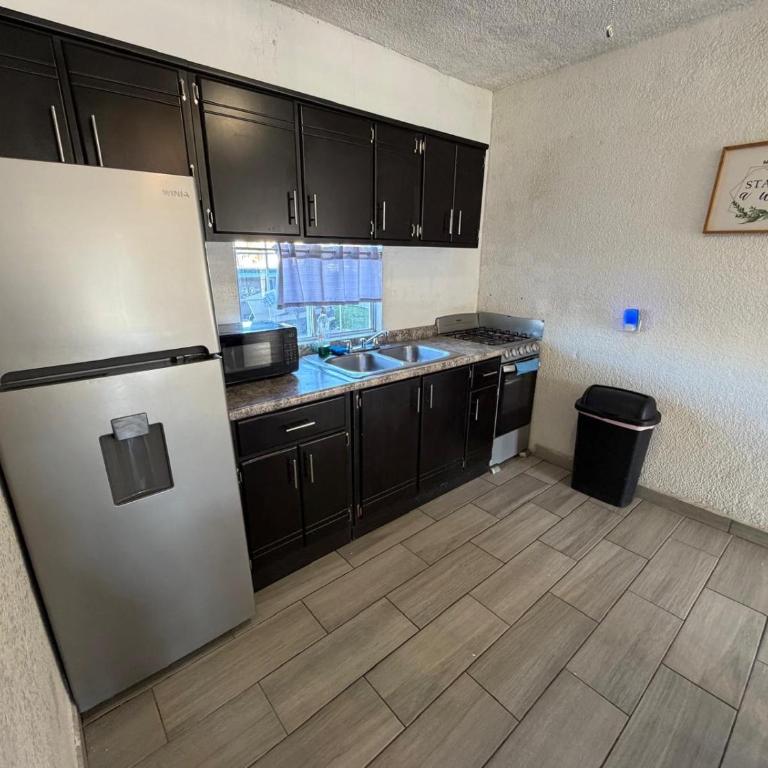 Shoreline Condo 5 Desert Oasis Free Wifi, Cool AC - Two-Bedroom Apartment with Sea View - 11